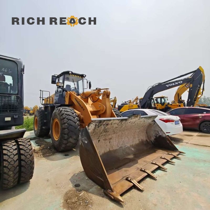 Hydraulic arm and bucket of a 2021 Longking 855 wheel loader, $23,611 for sale